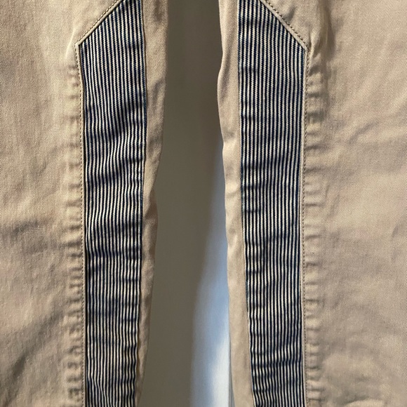 Straight-legged boyfriend fit chinos with navy seersucker accents - Picture 3 of 5